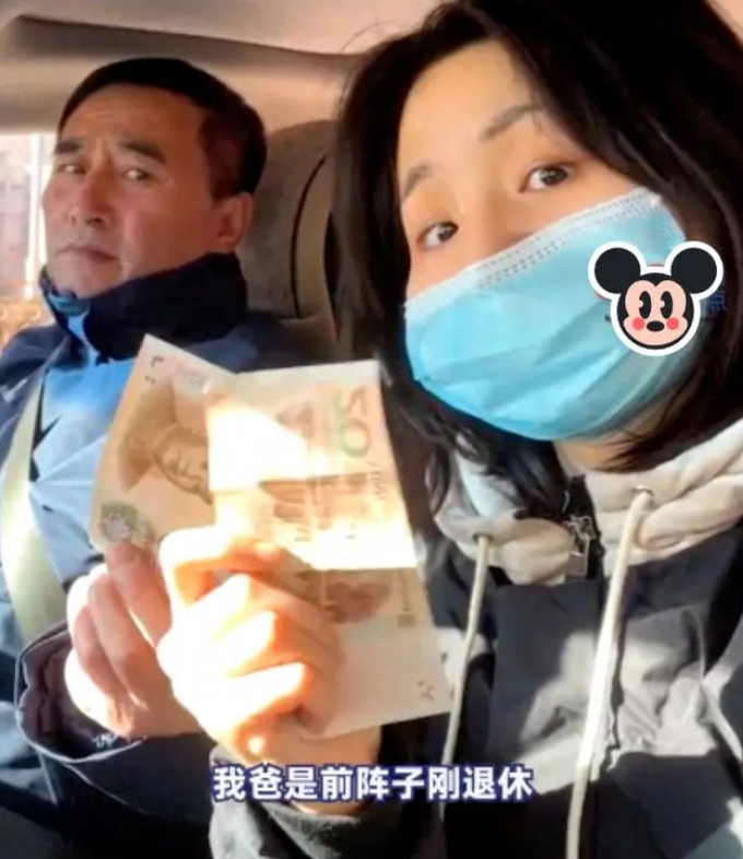 神操作！女子失业被妈妈雇佣当司机日薪20元