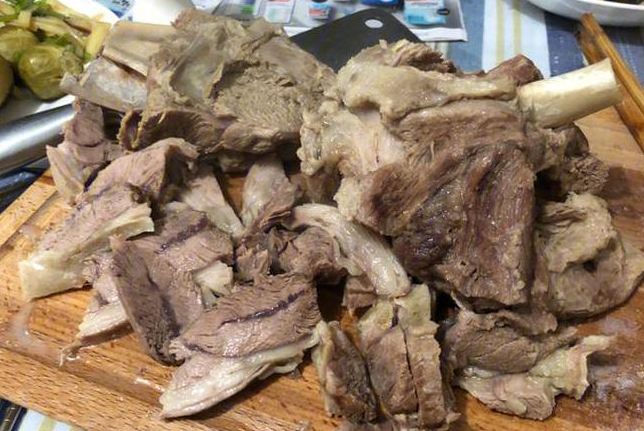 父母从新疆给远嫁女儿寄50斤羊肉，女儿：收到后忍不住流泪