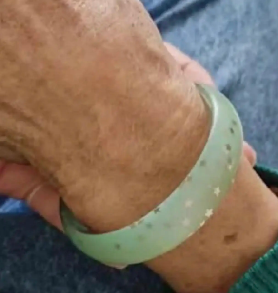 震惊！奶奶将孙女送的2元店手镯戴了12年，网友：这才是真“爱”