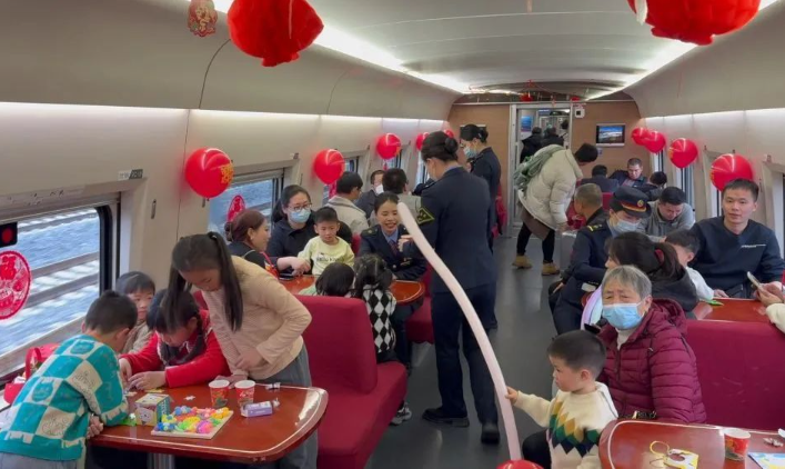 高铁有遛娃车厢了，网友：这波暖到了！