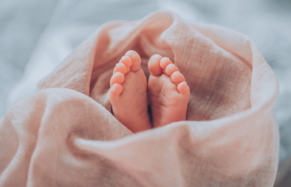 孩子睡觉喜欢踢被子怎么办？解决小孩踢被子的10个妙招,轻松防止小孩睡觉踢被