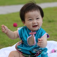回答：孕妇是可以食用百香果的，其属于温性食物，吃了有稳定情绪、缓解便秘等功效。