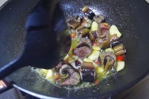 孩子头发稀黄可能是由这些因造成:营养不良